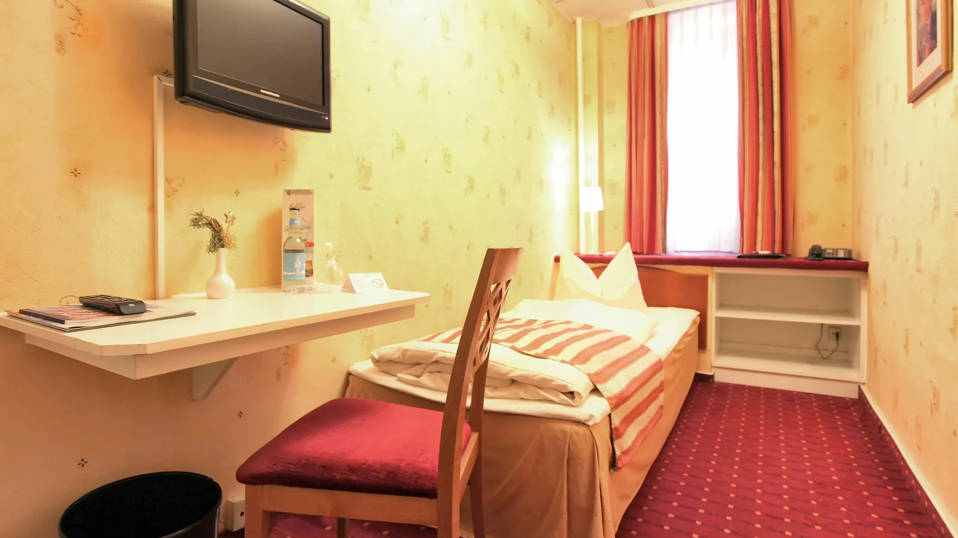 Safestay Berlin 3*,